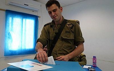 Un soldat dépose son bulletin de vote pour la 21ème Knesset le 7 avril 2019. (Crédit : porte-parole de Tsahal)