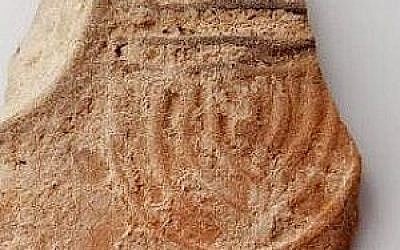 Un morceau d'une lampe à l'huile vieille de 2000 ans et décorée d'une menorah. Le morceau a été retrouvé dans une fouille à proximité de Tel Beer-Sheva. (Anat Rasiuk, Autorité des antiquités d'Israël)