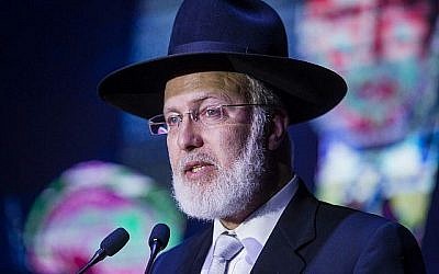 Le grand rabbin d'Argentine, Gabriel Davidovich, s'exprime au centre communautaire juif AMIA à Buenos Aires, en Argentine, le 8 novembre 2018. 
(Crédit : centre communautaire juif de l'Association israélite mutuelle d'Argentine (AMIA) via AP)