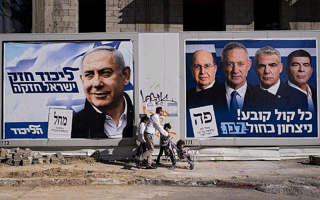 Des gens passent devant des affiches de la campagne électorale montrant le Premier ministre Benjamin Netanyahu, à gauche, et les dirigeants de Kakhol lavan, de gauche à droite, Moshe Ya’alon, Benny Gantz, Yair Lapid et Gabi Ashkenazi, à Tel Aviv, le 3 avril 2019. Sur les affiches on peut lire, à gauche, "Un Likud fort, un Israël fort" et, à droite, "Chaque vote compte, victoire pour Kakhol lavan". (AP Photo/Oded Balilty) Des gens passent devant des affiches de la campagne électorale montrant le Premier ministre Benjamin Netanyahu, à gauche, et les dirigeants de Kakhol lavan, de gauche à droite, Moshe Ya’alon, Benny Gantz, Yair Lapid et Gabi Ashkenazi, à Tel Aviv, le 3 avril 2019. Sur les affiches on peut lire, à gauche, "Un Likud fort, un Israël fort" et, à droite, "Chaque vote compte, victoire pour Kakhol lavan". (AP Photo/Oded Balilty)