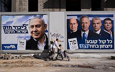 Des gens passent devant des affiches de la campagne électorale montrant le Premier ministre Benjamin Netanyahu, à gauche, et les dirigeants de Kakhol lavan, de gauche à droite, Moshe Ya’alon, Benny Gantz, Yair Lapid et Gabi Ashkenazi, à Tel Aviv, le 3 avril 2019. Sur les affiches on peut lire, à gauche, "Un Likud fort, un Israël fort" et, à droite, "Chaque vote compte, victoire pour Kakhol lavan". (AP Photo/Oded Balilty) Des gens passent devant des affiches de la campagne électorale montrant le Premier ministre Benjamin Netanyahu, à gauche, et les dirigeants de Kakhol lavan, de gauche à droite, Moshe Ya’alon, Benny Gantz, Yair Lapid et Gabi Ashkenazi, à Tel Aviv, le 3 avril 2019. Sur les affiches on peut lire, à gauche, "Un Likud fort, un Israël fort" et, à droite, "Chaque vote compte, victoire pour Kakhol lavan". (AP Photo/Oded Balilty)