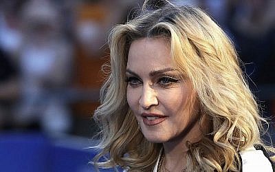 Madonna pose pour des photographes à la Première mondiale du film 'The Beatles, huit jours par semaine' à Londres, le jeudi 15 septembre 2016. (AP Photo/Kirsty Wigglesworth)