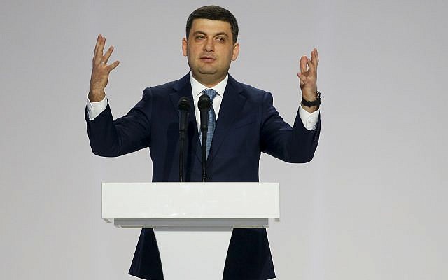 Le Premier ministre ukrainien Volodymyr Groysman gesticule alors qu’il s’exprime lors d’une rencontre avec des soutiens du président ukrainien Petro Poroshenko à Kiev, en Ukraine, le mardi 29 janvier 2019. (AP Photo/Efrem Lukatsky) Le Premier ministre ukrainien Volodymyr Groysman gesticule alors qu’il s’exprime lors d’une rencontre avec des soutiens du président ukrainien Petro Poroshenko à Kiev, en Ukraine, le mardi 29 janvier 2019. (AP Photo/Efrem Lukatsky)