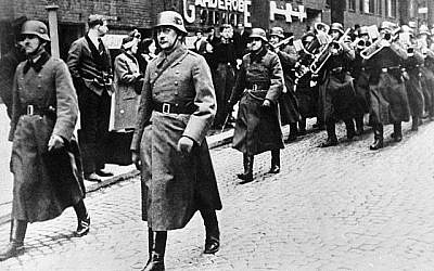 Des civils norvégiens observent l'entrée des soldats allemands, menés par un orchestre, dans la capitale norvégienne d'Oslo, le 12 avril 1940 (AP Photo).