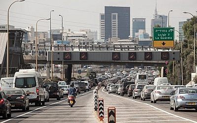 Des bouchons sur l'autoroute Ayalon de Tel Aviv, le 18 juin 2012.  (Uri Lenz/FLASH90)