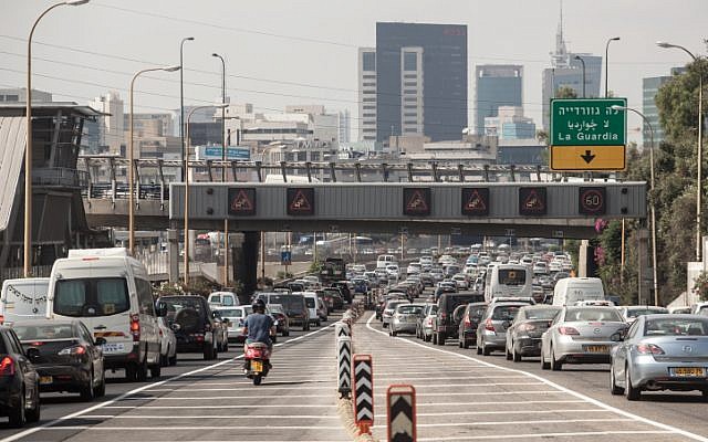 Des bouchons sur l'autoroute Ayalon de Tel Aviv, le 18 juin 2012. (Uri Lenz/FLASH90) Des bouchons sur l'autoroute Ayalon de Tel Aviv, le 18 juin 2012. (Uri Lenz/FLASH90)