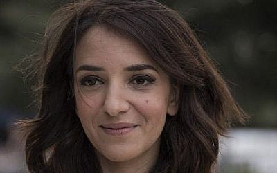 La journaliste arabe israélienne Lucy Aharish participe à la Cérémonie israélienne du 67ème Jour de l'Indépendance au mont Herzl à Jérusalem le 22 avril 2015. (Hadas Parush/Flash 90) La journaliste arabe israélienne Lucy Aharish participe à la Cérémonie israélienne du 67ème Jour de l'Indépendance au mont Herzl à Jérusalem le 22 avril 2015. (Hadas Parush/Flash 90)