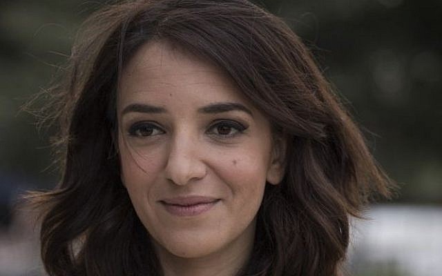 La journaliste arabe israélienne Lucy Aharish participe à la Cérémonie israélienne du 67ème Jour de l'Indépendance au mont Herzl à Jérusalem le 22 avril 2015. (Hadas Parush/Flash 90) La journaliste arabe israélienne Lucy Aharish participe à la Cérémonie israélienne du 67ème Jour de l'Indépendance au mont Herzl à Jérusalem le 22 avril 2015. (Hadas Parush/Flash 90)