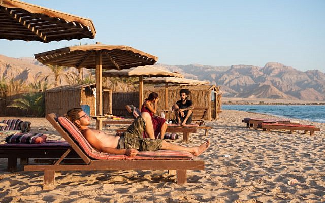 Des Israéliens profitent des vacances sur la plage Paradis Sweir, une station balnéaire situé sur la côte de la Mer Rouge, au Sud Sinaï, en Egypte, pendant la fête juive de Souccot, le 15 octobre 2016. (Johanna Geron/FLASH90) Des Israéliens profitent des vacances sur la plage Paradis Sweir, une station balnéaire situé sur la côte de la Mer Rouge, au Sud Sinaï, en Egypte, pendant la fête juive de Souccot, le 15 octobre 2016. (Johanna Geron/FLASH90)