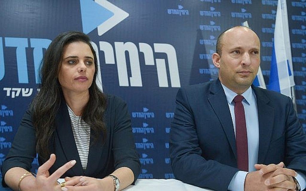 Ayelet Shaked, la ministre de la Justice, et Naftali Bennett, le ministre de l'Education, tiennent une conférence de presse pour le parti HaYamin HaHadash le 17 mars 2019 à Tel Aviv. (Flash 90) Ayelet Shaked, la ministre de la Justice, et Naftali Bennett, le ministre de l'Education, tiennent une conférence de presse pour le parti HaYamin HaHadash le 17 mars 2019 à Tel Aviv. (Flash 90)