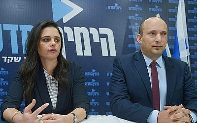 Ayelet Shaked, la ministre de la Justice, et Naftali Bennett, le ministre de l'Education, tiennent une conférence de presse pour le parti HaYamin HaHadash le 17 mars 2019 à Tel Aviv. (Flash 90)