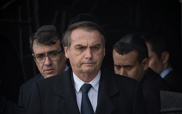 Le président brésilien Jair Bolsonaro lors d'une visite au musée mémoriel Yad Vashem de la Shoah à Jérusalem, le 2 avril 2019. (Noam Revkin Fenton/Flash90) Le président brésilien Jair Bolsonaro lors d'une visite au musée mémoriel Yad Vashem de la Shoah à Jérusalem, le 2 avril 2019. (Noam Revkin Fenton/Flash90)