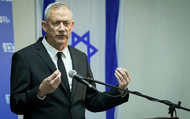 Le chef de Kakhol lavan Benny Gantz s'exprime au quartier général du parti à Tel Aviv, le 10 avril 2019 (Flash90). Le chef de Kakhol lavan Benny Gantz s'exprime au quartier général du parti à Tel Aviv, le 10 avril 2019 (Flash90).