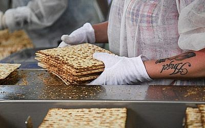 Des employés préparent la matzah, le pain sans levain mangé pendant la fête juive de huit jours de Pessah, à l’usine Aviv Matzah à Bnei Brak le 14 avril 2019. (Crédit: Flash 90)