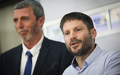 Bezalel Smotrich (droite) et Rafi Peretz (gauche) de l'Union des partis de droite tiennent une conférence de presse après une rencontre avec le président Reuven Rivln à la résidence du Président à Jérusalem le 16 avril 2019. (Noam Revkin Fenton/Flash90)