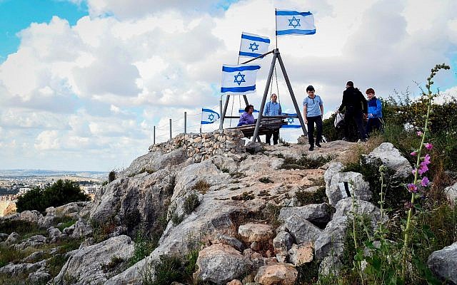 Des Israéliens visitent l'implantation juive de Peduel à Samarie, en Cisjordanie, el 22 avril 2019. (Flash90) Des Israéliens visitent l'implantation juive de Peduel à Samarie, en Cisjordanie, el 22 avril 2019. (Flash90)