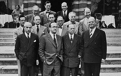 Des membres de la conférence sur les Revendications matérielles juives au Luxembourg pour la signature d'un Accord de réparation entre la République fédérale d'Allemagne, l'Etat d'Israël et la Conférence sur les Revendications matérielles juives en 1952. Parmi les personnes sur la photo, il y a Benjamin Ferencz (deuxième rang en partant du bas, deuxième position de la gauche). (Ben Ferencz/USHMM)