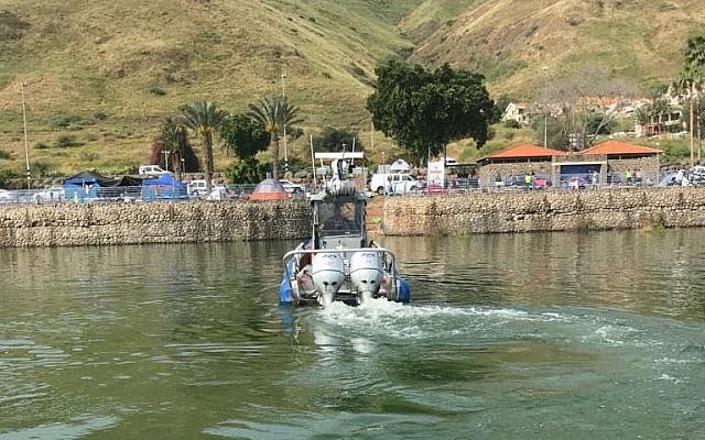 La police maritime conduit des recherche pour retrouve run adolescent disparu dans le Lac de Tibériade le 25 avril 2019. (Unité de porte-parole de la police) La police maritime conduit des recherche pour retrouve run adolescent disparu dans le Lac de Tibériade le 25 avril 2019. (Unité de porte-parole de la police)