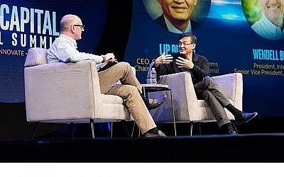 Wendell Brooks (à gauche), président d’Intel Capital et vice président d’Intel Corp., et Lip-Bu Tan, PDG de Cadence Design Sytems et président de Walden International, échangent sur la scène au Sommet mondial d’Intel Capital 2019 le 1 avril 2019. (Intel Corporation)