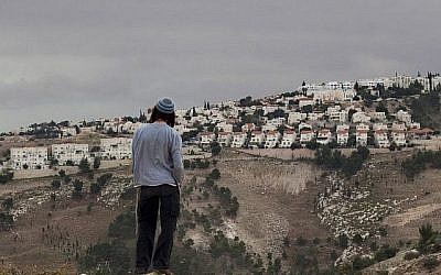 Sur cette photo du 5 décembre 2012, un habitant juif d'implantation observe l'implantation en Cisjordanie de Maaleh Adunim, de la zone E-1 à l'est de Jérusalem. 
(AP Photo/Sebastian Scheiner, File)