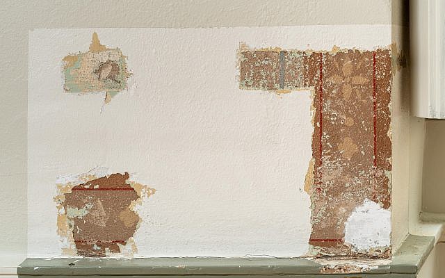 Des peintures murales datant du 19ème siècle qui étaient restée cachée sous plusieurs couches de peinture ont été découvertes lors de préparation pour la réouverture du musée Juif de Stockholm dans ce qui était autrefois la Synagogue Tyska Brunnsplan (Jean-Baptiste Béranger/ Musée juif de Stokholm) Des peintures murales datant du 19ème siècle qui étaient restée cachée sous plusieurs couches de peinture ont été découvertes lors de préparation pour la réouverture du musée Juif de Stockholm dans ce qui était autrefois la Synagogue Tyska Brunnsplan (Jean-Baptiste Béranger/ Musée juif de Stokholm)