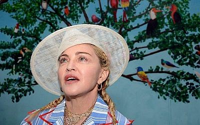 La chanteur américaine Madonna s'exprime  lors d'une conférence de presse à Blantyre, Malawi, le 16 juillet 2018. (AP Photo/Thoko Chikondi)