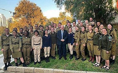 Le président Reuven Rivlin célèbre Pessah avec des soldats seuls de Tsahal, le 19 avril 2019. (Crédit)