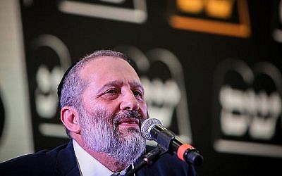 Aryeh Deri, le chef du parti Shas, accueille des militants alors que les résultats des élections israéliennes sont annoncées au quartier général du parti à Jérusalem, le 9 avril 2019. (Flash90)