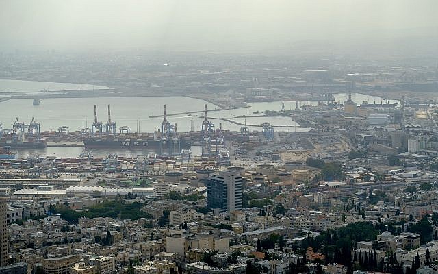 Vue de raffineries de pétrole dans la zone portuaire de Haïfa, ville du nord d'Israël, le 5 mai 2017. (Yaniv Nadav/Flash90) Vue de raffineries de pétrole dans la zone portuaire de Haïfa, ville du nord d'Israël, le 5 mai 2017. (Yaniv Nadav/Flash90)