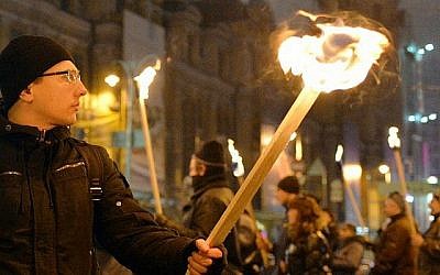 Des milliers de nationalistes ukrainiens défilent avec des torches à travers Kiev en l'honneur de Stephan Bandera, un rebelle anti-soviétique de la Deuxième Guerre mondiale, le 1er janvier 2015. (Crédit photo: AFP/Genya Savilov)
