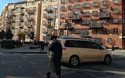 Un Américain ultra-orthodoxe traverse une rue à Williamsburg, Brooklyn, New York. (Gil Shefler via JTA)