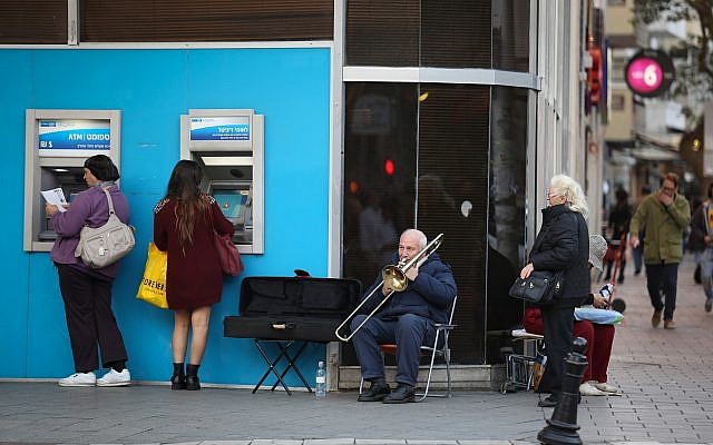 Des distributeurs automatiques de la banque Leumi rue Dizengoff, à Tel Aviv ,le 18 janvier 2015 (Crédit : Nati Shohat/Flash90)