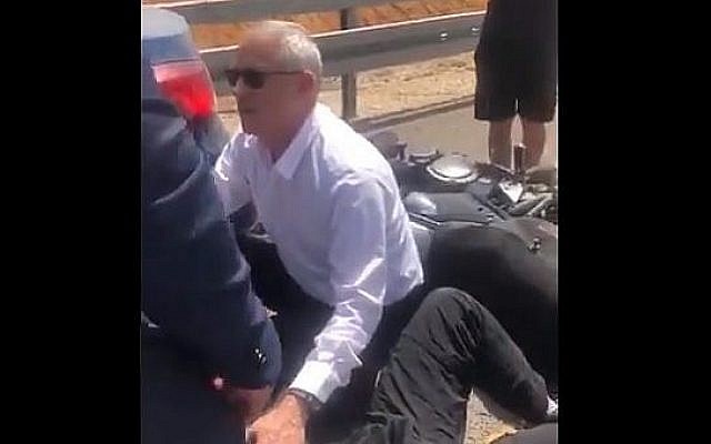 Benny Gantz aide un motard lors d'un accident, le 9 avril 2019 (Capture d'écran Twitter) Benny Gantz aide un motard lors d'un accident, le 9 avril 2019 (Capture d'écran Twitter)