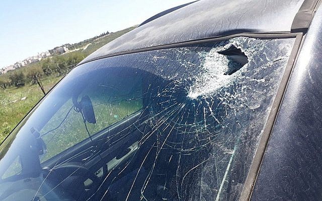 Voiture israélienne endommagée par un jet de marteau, le 10 avril 2019, près de l'implantation de Tekoa, en Cisjordanie. (Sauveteurs sans frontières)