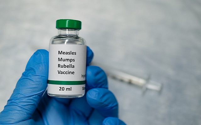Un flacon de vaccin contre la rougeole. 'Crédit :Manjurul via iStock)