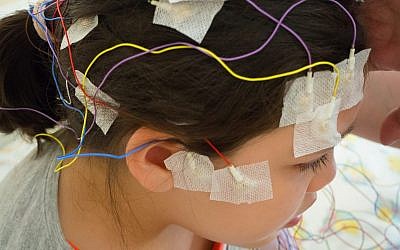 Illustration ; une fille équipée d'électrodes pour un EEG. (Crédit ; Luaeva, Getty Images)