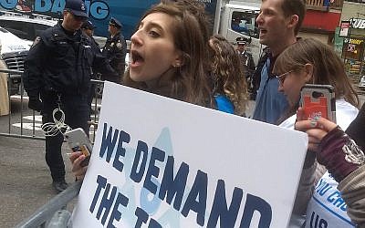 Une manifestation de IfNotNow devant les bureaux de Birthright Israel à New York City, le 5 avril 2019. (Crédit : Ben Sales)