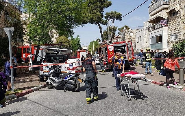 Les pompiers et les secouristes sur les lieux d'un incendie à Arnona, le 8 avril 2019. (Crédit : ZAKA) Les pompiers et les secouristes sur les lieux d'un incendie à Arnona, le 8 avril 2019. (Crédit : ZAKA)