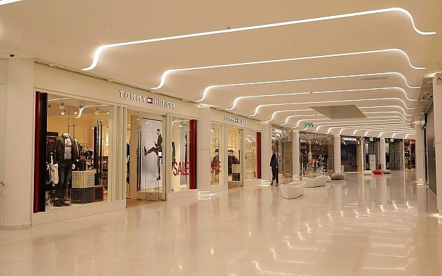 Le centre commercial de la Mer Morte offre aux touristes et aux Israéliens des achats sans TVA (Sahar publicité). Le centre commercial de la Mer Morte offre aux touristes et aux Israéliens des achats sans TVA (Sahar publicité).