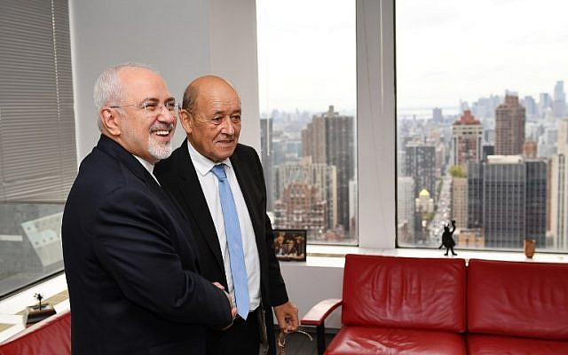 Le ministre des Affaires étrangères français Jean-Yves Le Drian et son homologue iranien Mohammad Zarif à la mission française des Nations unies en marge de l'Assemblée générale des Nations unies à New York, le 24 septembre 2018. (Crédit : AFP/MANDEL NGAN) Le ministre des Affaires étrangères français Jean-Yves Le Drian et son homologue iranien Mohammad Zarif à la mission française des Nations unies en marge de l'Assemblée générale des Nations unies à New York, le 24 septembre 2018. (Crédit : AFP/MANDEL NGAN)