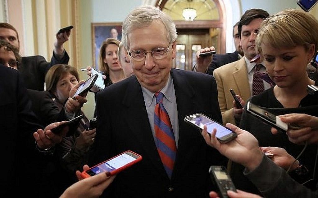 Le leader de la majorité au sénat américain Mitch McConnell parle avec les journalistes au Capitole, à Washington, le 25 janvier 2019 (Crédit :WIN MCNAMEE / GETTY IMAGES NORTH AMERICA / AFP) Le leader de la majorité au sénat américain Mitch McConnell parle avec les journalistes au Capitole, à Washington, le 25 janvier 2019 (Crédit :WIN MCNAMEE / GETTY IMAGES NORTH AMERICA / AFP)