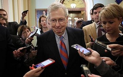 Le leader de la majorité au sénat américain Mitch McConnell parle avec les journalistes au Capitole, à Washington, le 25 janvier 2019 (Crédit :WIN MCNAMEE / GETTY IMAGES NORTH AMERICA / AFP)