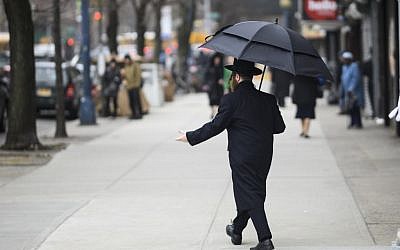 Un Juif orthodoxe traverse une rue dans un quartier juif Haredi à Williamsburg, Brooklyn, le 9 avril 2019 à New York. (Johannes Eisele/AFP)