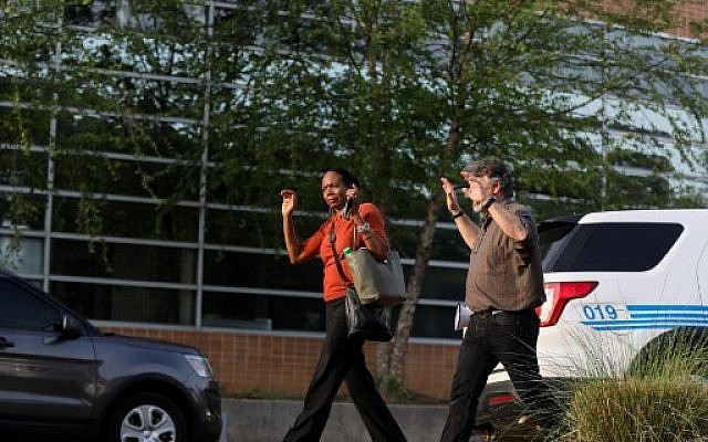 Des étudiants et des professeurs quittent les bâtiments avec les mains en l'air après une fusillade sur le campus de l'Université de Caroline du Nord, Charlotte, à University City, Charlotte, le 30 avril 2019.(Crédit : Logan Cyrus / AFP) Des étudiants et des professeurs quittent les bâtiments avec les mains en l'air après une fusillade sur le campus de l'Université de Caroline du Nord, Charlotte, à University City, Charlotte, le 30 avril 2019.(Crédit : Logan Cyrus / AFP)