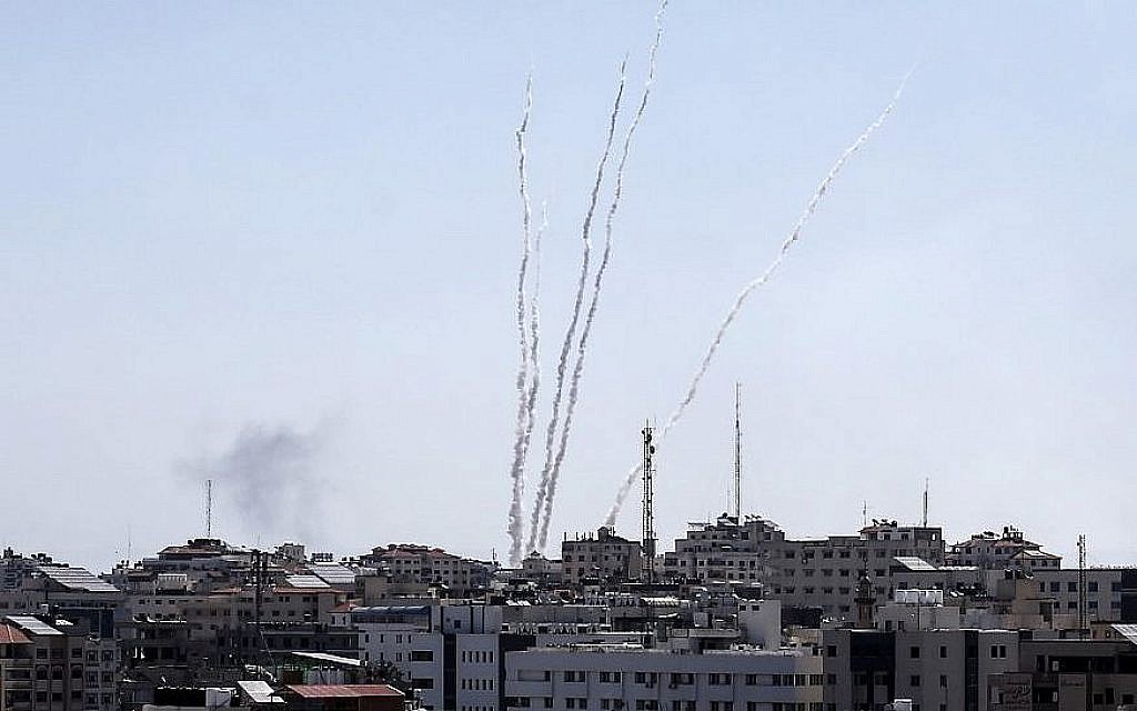 Une photo prise depuis la bande de Gaza montre des roquettes lancées vers Israël, le 4 mai 2019 (Crédit : MAHMUD HAMS / AFP) Une photo prise depuis la bande de Gaza montre des roquettes lancées vers Israël, le 4 mai 2019 (Crédit : MAHMUD HAMS / AFP)