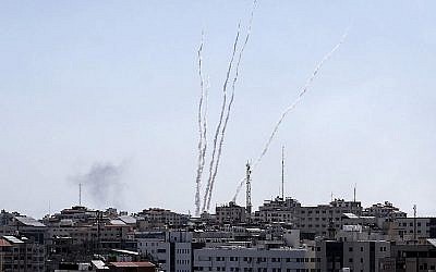 Une photo prise depuis la bande de Gaza montre des roquettes lancées vers Israël, le 4 mai 2019 (Crédit :  MAHMUD HAMS / AFP)