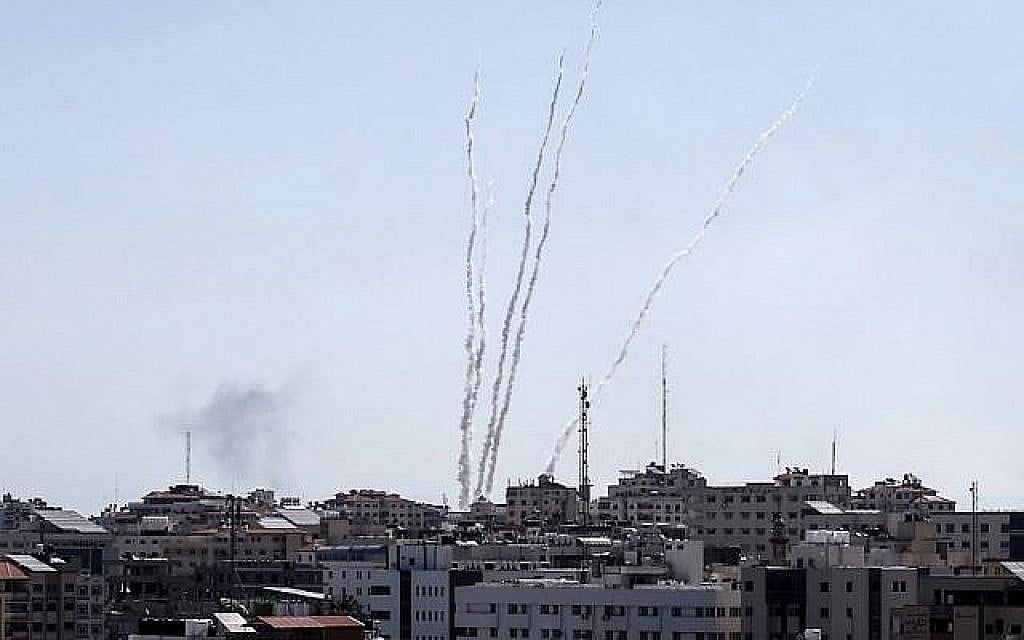 Des roquettes tirées depuis la bande de Gaza, le 4 mai 2019 (Crédit : capture d'écran) Des roquettes tirées depuis la bande de Gaza, le 4 mai 2019 (Crédit : capture d'écran)
