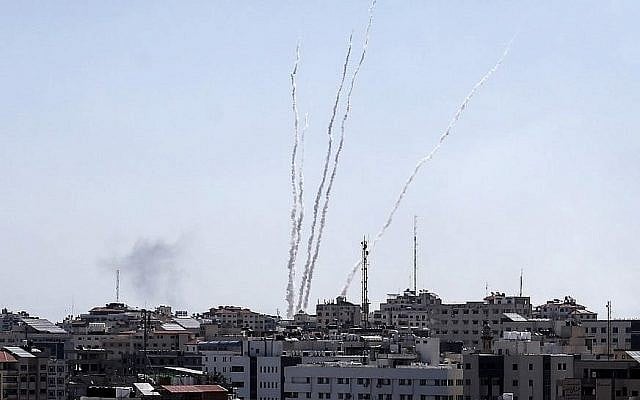 Une photo prise depuis la bande de Gaza montre des roquettes lancées vers Israël, le 4 mai 2019 (Crédit :  MAHMUD HAMS / AFP)