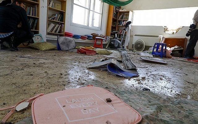 Des objets sont dispersés dans une maison touchée par une roquette tirée depuis la bande de Gaza dans le village israélien de Netiv Haasara, dans le sud d’Israël, le 4 mai 2019. (Crédit : Jack Guez / AFP) Des objets sont dispersés dans une maison touchée par une roquette tirée depuis la bande de Gaza dans le village israélien de Netiv Haasara, dans le sud d’Israël, le 4 mai 2019. (Crédit : Jack Guez / AFP)