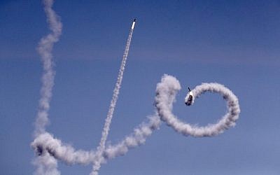 Une photo prise du Moshav Netiv Ha'asara dans le sud d'Israël montre des roquettes tirées de la bande de Gaza en direction du territoire israélien le 4 mai 2019. (Crédit : Jack Guez / AFP)